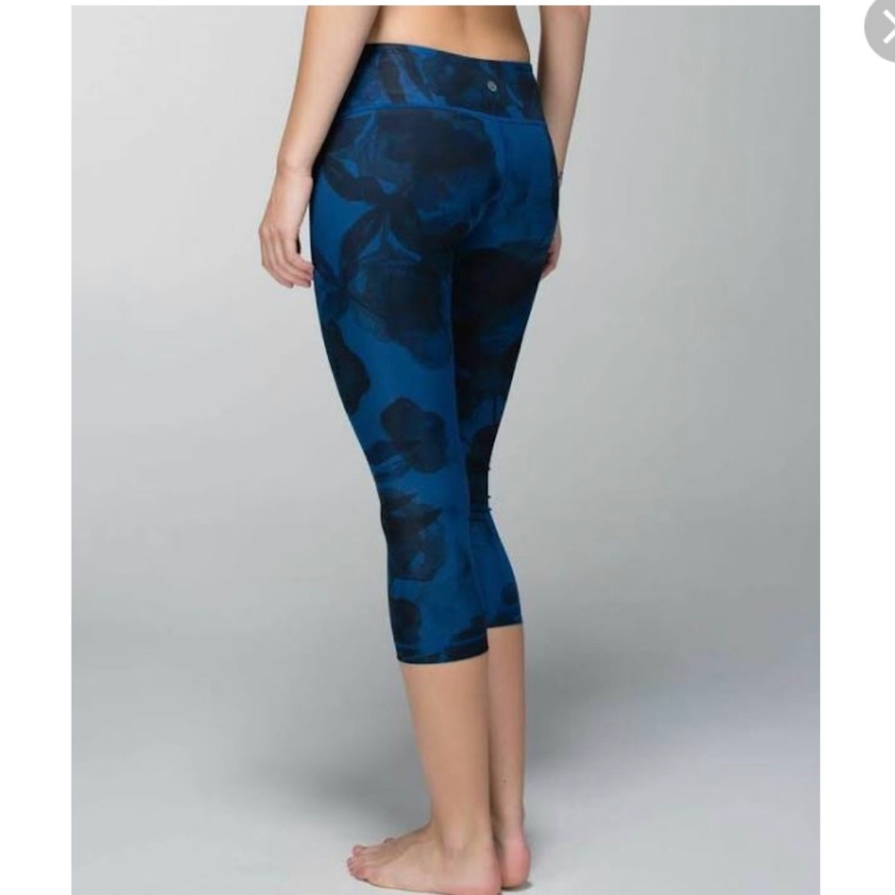 Lululemon Wunder Under Crop II Blue inky floral!!